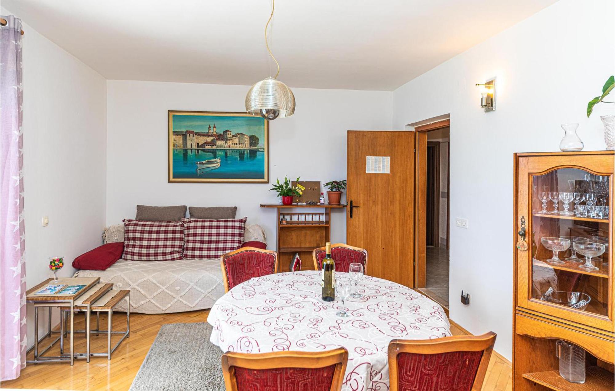 2 Bedroom Beautiful Apartment In Okrug Gornji Трогир Экстерьер фото
